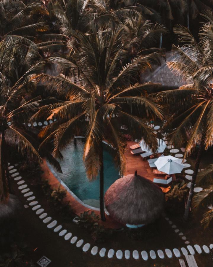 Отель Mana Eco Retreat Kuta  Экстерьер фото