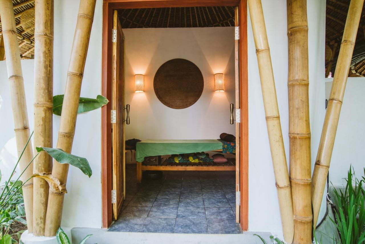 Отель Mana Eco Retreat Kuta  Экстерьер фото