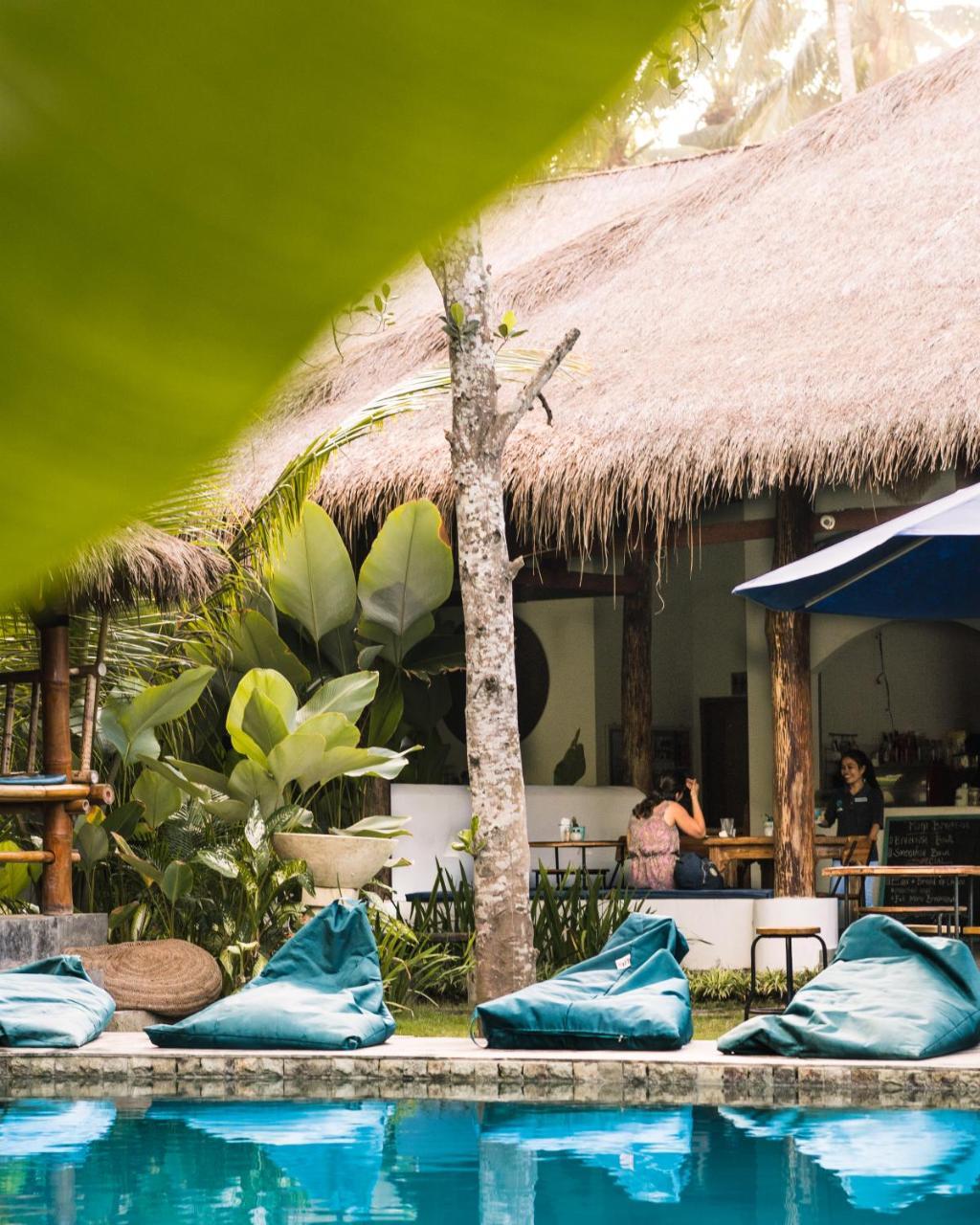 Отель Mana Eco Retreat Kuta  Экстерьер фото